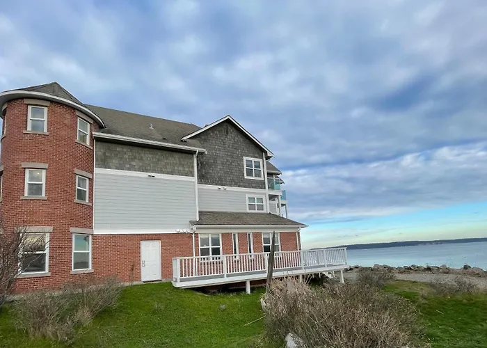 Tides Inn & Suites
